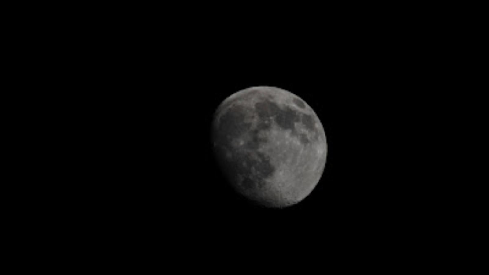 Luna alta nel cielo in bianco e nero