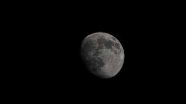 Luna alta nel cielo in bianco e nero