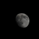 Luna alta nel cielo in bianco e nero