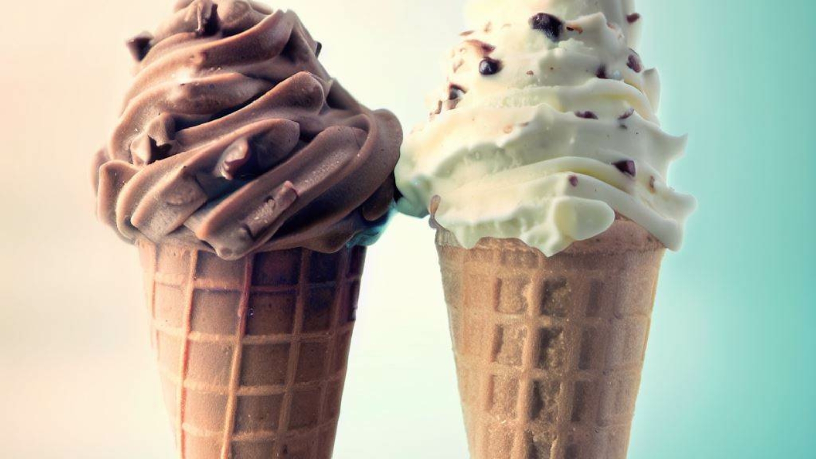 Due coni gelato; uno alla cioccolata e l'altro alla stracciatella