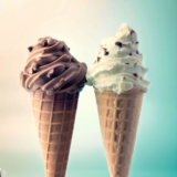 Due coni gelato; uno alla cioccolata e l'altro alla stracciatella
