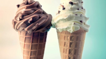 Due coni gelato; uno alla cioccolata e l'altro alla stracciatella
