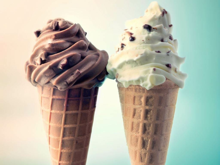 Due coni gelato; uno alla cioccolata e l'altro alla stracciatella