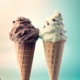 Due coni gelato; uno alla cioccolata e l'altro alla stracciatella