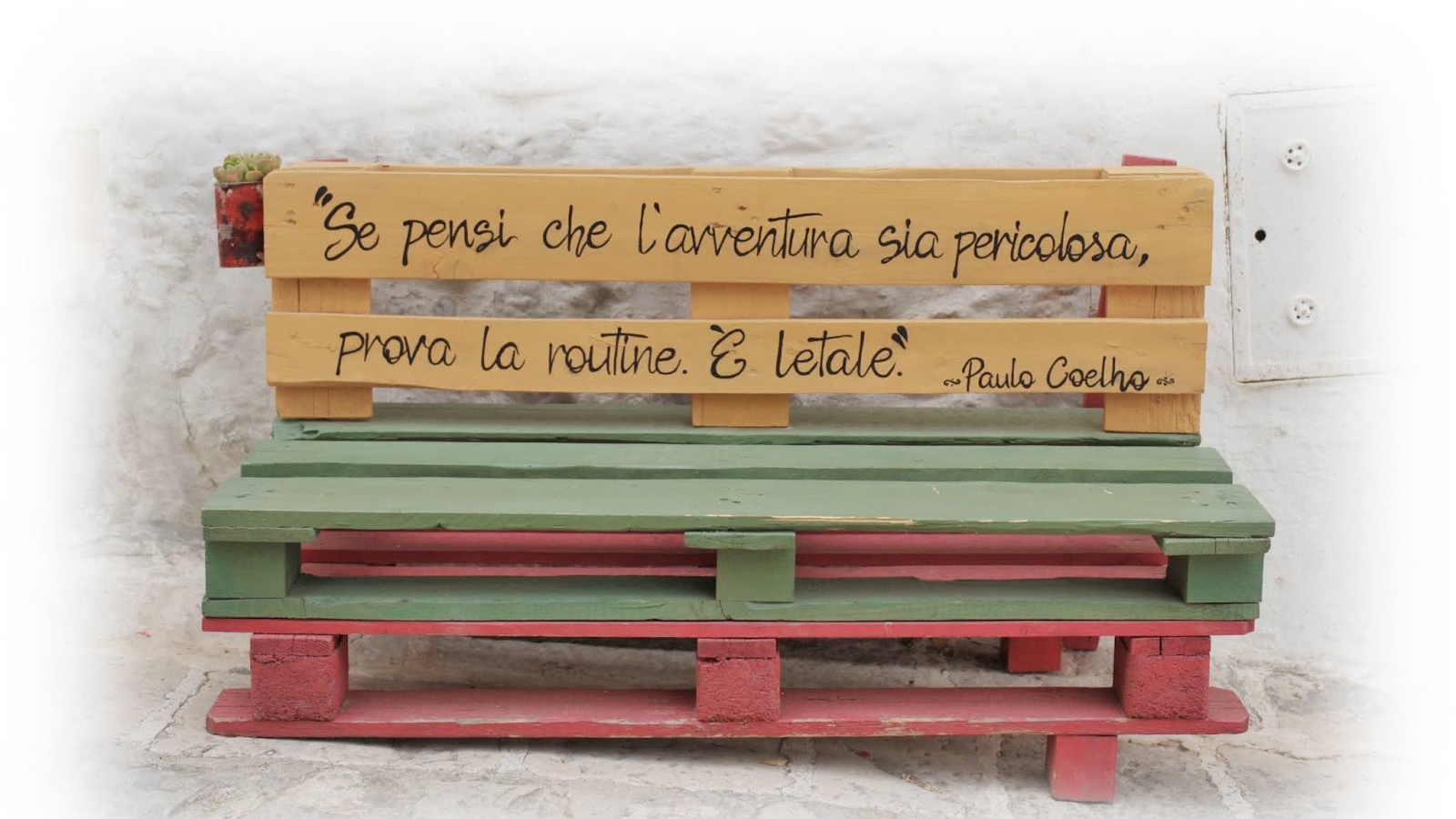 Una panchina con su scritto: "se pensi che l'avventura sia pericolosa, prova la routine. E' letale.