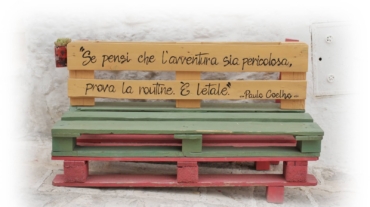 Una panchina con su scritto: "se pensi che l'avventura sia pericolosa, prova la routine. E' letale.