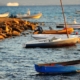 Delle barche sulla riva di una costa in Sardegna al tramonto