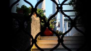 Delle colonne su una scala viste attraverso una grata a Capri