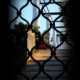Delle colonne su una scala viste attraverso una grata a Capri