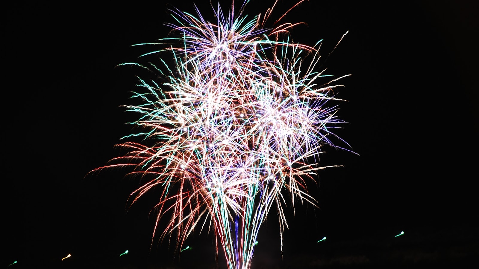 Dei fuochi artificiali di colore rosso viola verde e giallo