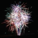Dei fuochi artificiali di colore rosso viola verde e giallo