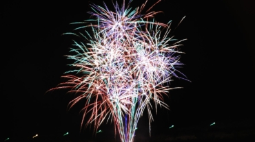 Dei fuochi artificiali di colore rosso viola verde e giallo