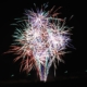 Dei fuochi artificiali di colore rosso viola verde e giallo