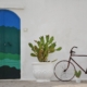 Una bicicletta appoggiata al muro vicino una porta colorata